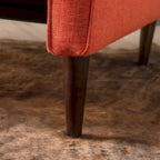 Gepolsterter Relaxsessel im Mid-Century-Stil mit Knopfheftung